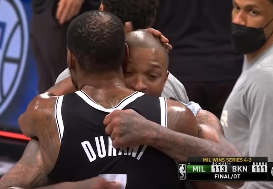 【影片】KD媽媽比賽中嗆聲Tucker:這是籃球,不是橄欖球!後者回應:我愛你!-黑特籃球-NBA新聞影音圖片分享社區