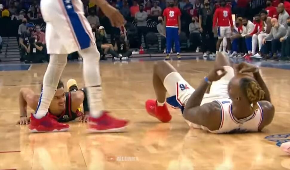 【影片】他又裝起來了！吹楊急停剎車造Howard「跳山羊」追尾，倒地後竟做起俯臥撐慶祝！-黑特籃球-NBA新聞影音圖片分享社區