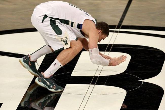 送走老東家!Brook Lopez賽后拍了拍籃網主場的Logo!-黑特籃球-NBA新聞影音圖片分享社區