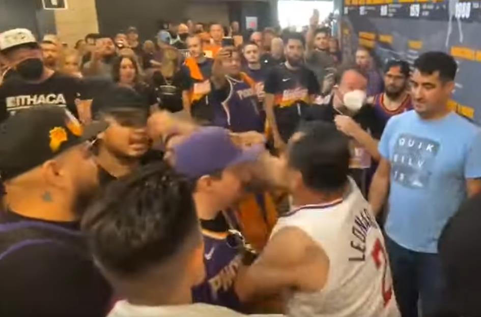 【影片】太陽球迷與快艇球迷群毆!「可愛」被狂扁,場面十分火爆!-黑特籃球-NBA新聞影音圖片分享社區