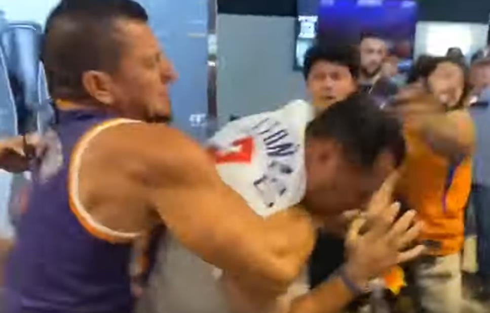 【影片】太陽球迷與快艇球迷群毆!「可愛」被狂扁,場面十分火爆!-黑特籃球-NBA新聞影音圖片分享社區