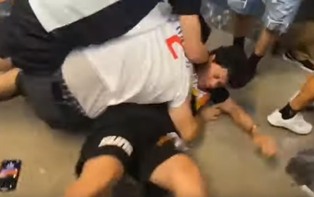 【影片】太陽球迷與快艇球迷群毆!「可愛」被狂扁,場面十分火爆!-黑特籃球-NBA新聞影音圖片分享社區