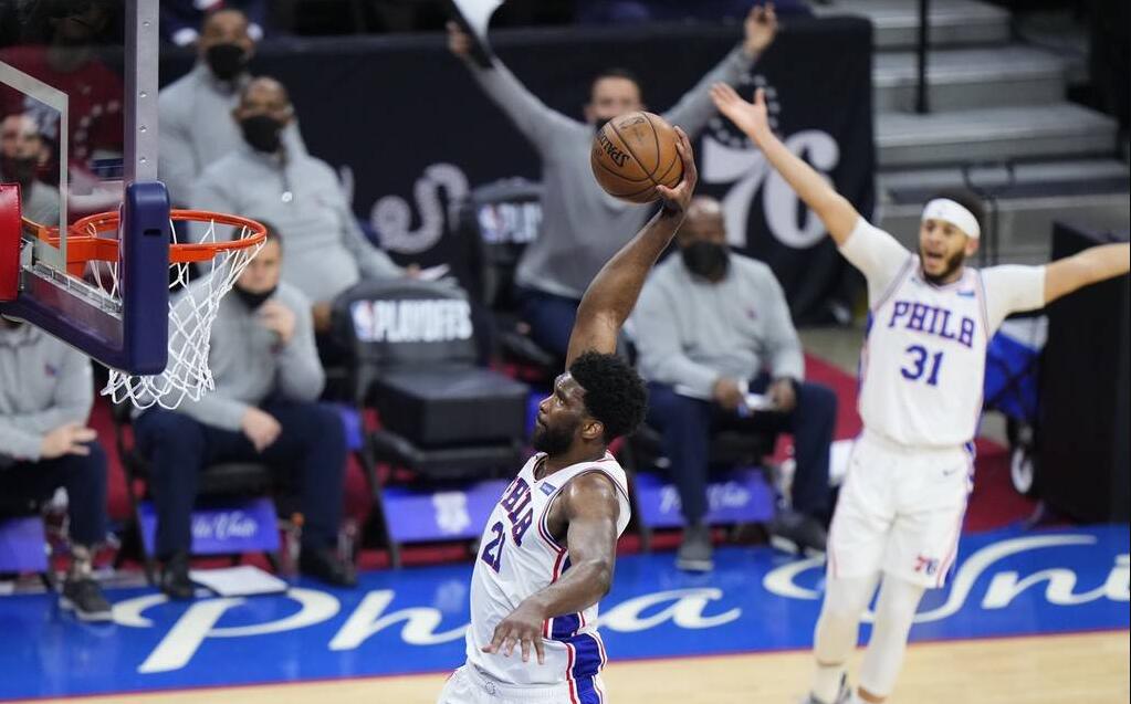 空砍31+11!Embiid陷入呆滯,關鍵時刻失誤葬送比賽,這是又一次被打哭了?(影)-黑特籃球-NBA新聞影音圖片分享社區