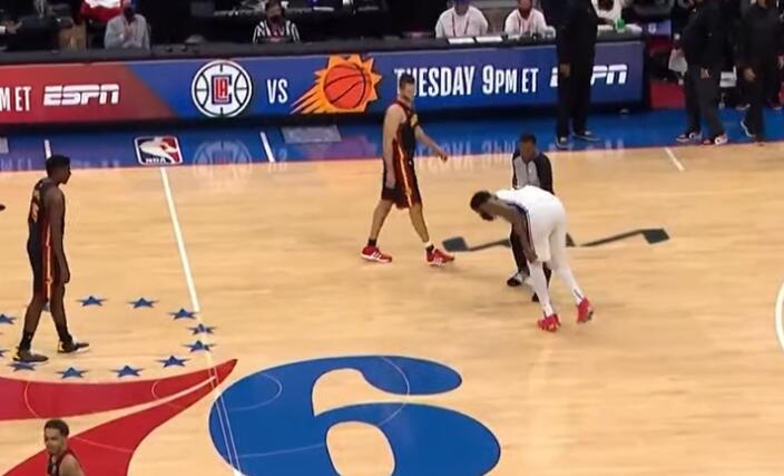 【影片】76人無緣東區決賽,主場球迷怒了,飲料瓶扔進球場,提前退場,噓聲漫天!-黑特籃球-NBA新聞影音圖片分享社區