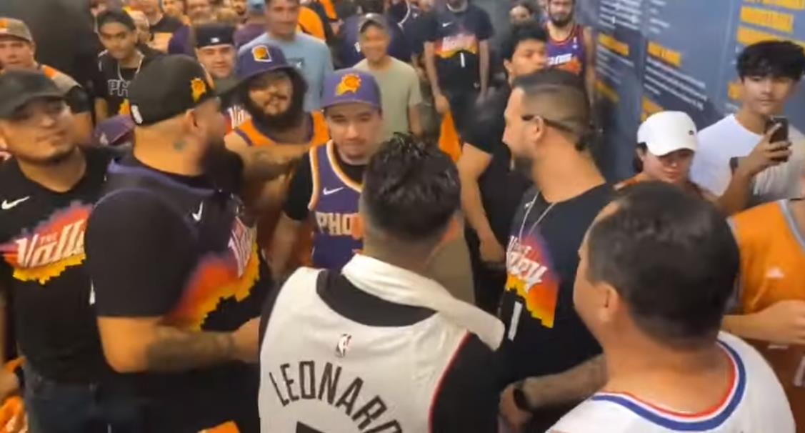 【影片】太陽球迷高呼4場橫掃!快艇球迷不滿直接出拳,隨後慘遭眾人群毆…-黑特籃球-NBA新聞影音圖片分享社區