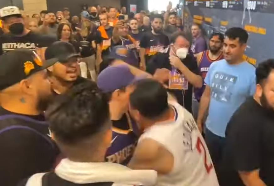 【影片】太陽球迷高呼4場橫掃!快艇球迷不滿直接出拳,隨後慘遭眾人群毆…-黑特籃球-NBA新聞影音圖片分享社區