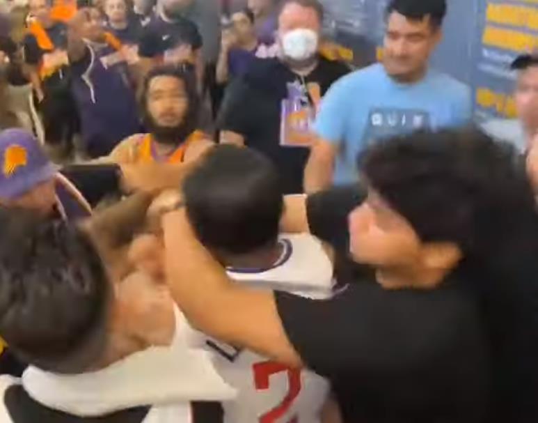 【影片】太陽球迷高呼4場橫掃!快艇球迷不滿直接出拳,隨後慘遭眾人群毆…-黑特籃球-NBA新聞影音圖片分享社區