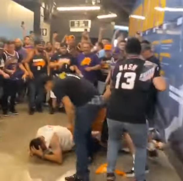 【影片】太陽球迷高呼4場橫掃!快艇球迷不滿直接出拳,隨後慘遭眾人群毆…-黑特籃球-NBA新聞影音圖片分享社區