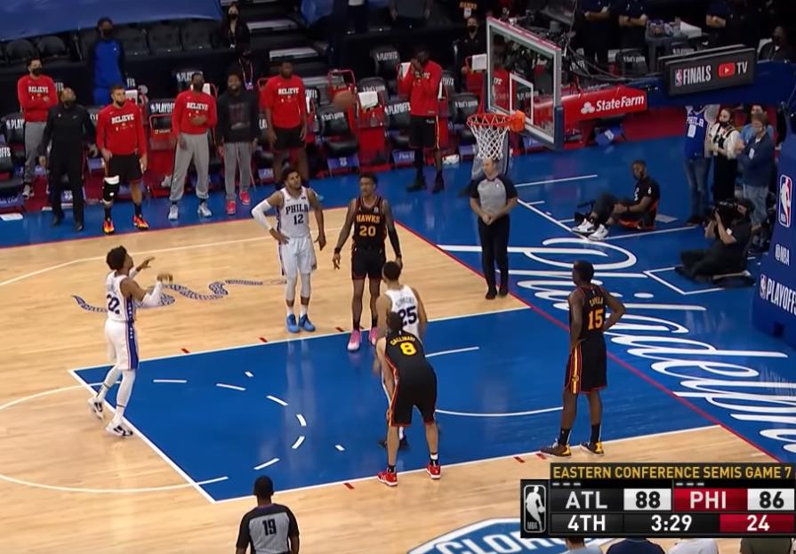 【影片】西門空位不攻選擇傳球,隊友造成犯規兩罰一中,大帝無奈攤手!-黑特籃球-NBA新聞影音圖片分享社區