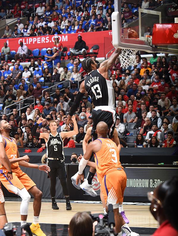 自我救贖！喬治狂轟27+15+8，飆中半場壓哨三分向球迷獻吻！（影）-黑特籃球-NBA新聞影音圖片分享社區