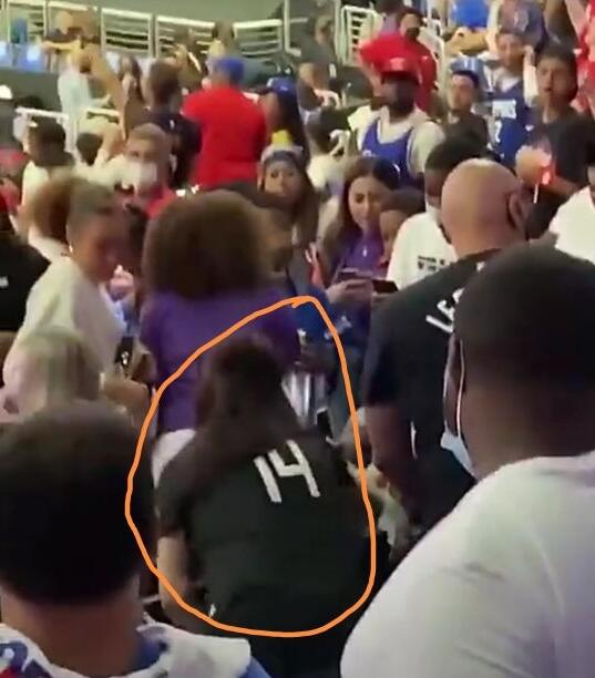 【影片】又打起來了!快艇球迷一挑二,美女球迷也加入混戰,拿扇子狠拍「Booker」!-黑特籃球-NBA新聞影音圖片分享社區