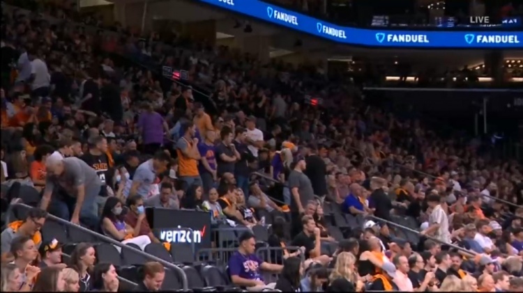 溜了溜了！剩2分鐘時太陽落後14分，太陽球迷開始提前退場-黑特籃球-NBA新聞影音圖片分享社區