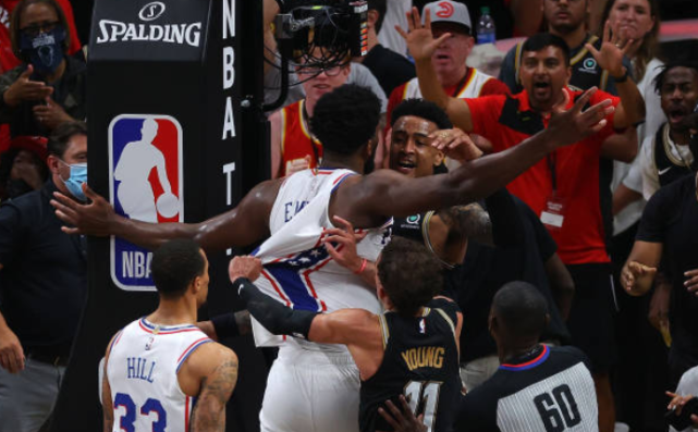 【影片】重罰35000美元！Embiid因G6升級衝突被罰款，老鷹中鋒G7遭禁賽！-黑特籃球-NBA新聞影音圖片分享社區