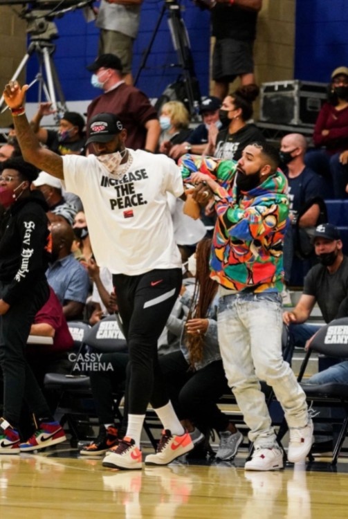 詹皇曬看兒子復出戰照,陪看陣容豪華:帶刀侍衛JR+湖人保全Dudley+歌手Drake!-黑特籃球-NBA新聞影音圖片分享社區