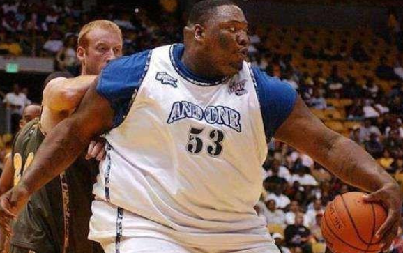 街球界鼎鼎有名的胖子！ 擁有227公斤體重卻和歐文一樣靈活