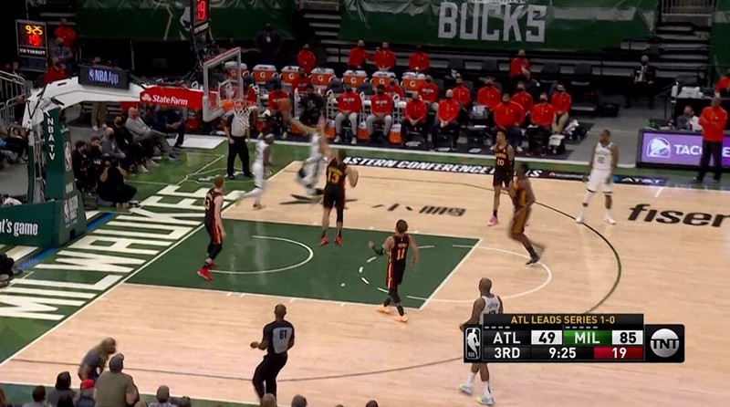 【影片】誰說字母哥沒技術?旋轉陀螺流暢上籃,單手滯空上演逆天拉桿,太強了!-黑特籃球-NBA新聞影音圖片分享社區