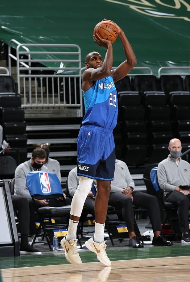 Khris Middleton季後賽單場30+10+5,5三分隊史第二次和第一次還是他-黑特籃球-NBA新聞影音圖片分享社區