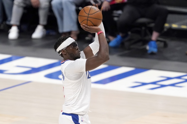 戴了瞄準鏡！Reggie打滿首節8投6中砍下14分！-黑特籃球-NBA新聞影音圖片分享社區