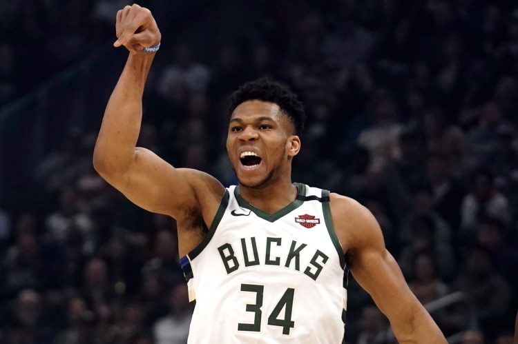 尷尬了！字母哥超長前搖兩罰不中，第二罰直接三不沾-黑特籃球-NBA新聞影音圖片分享社區