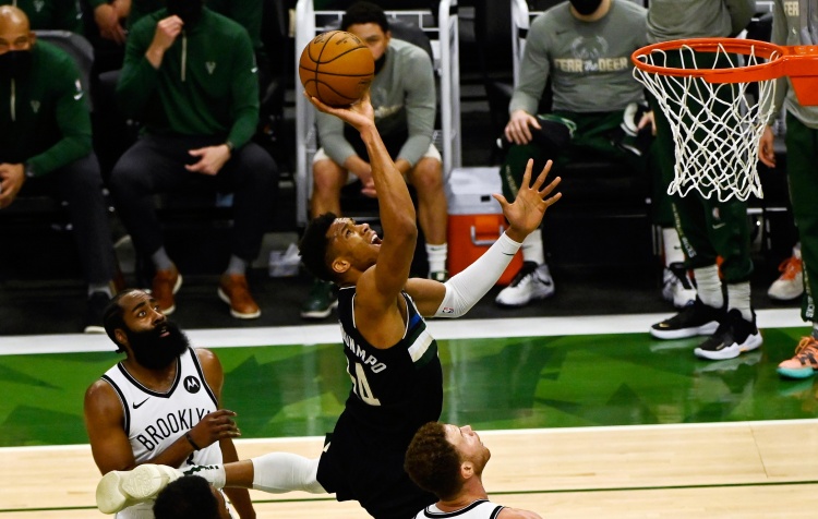 字母哥過去兩場生死戰場均35分15板4助命中率61.3%!-黑特籃球-NBA新聞影音圖片分享社區