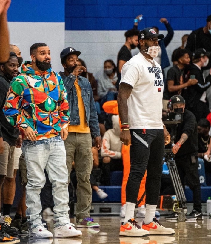 詹皇曬看兒子復出戰照,陪看陣容豪華:帶刀侍衛JR+湖人保全Dudley+歌手Drake!-黑特籃球-NBA新聞影音圖片分享社區