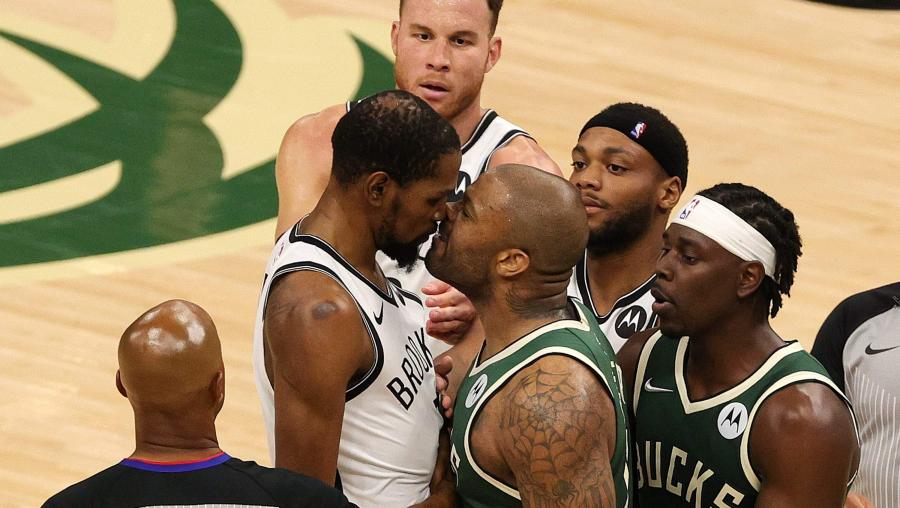 【影片】KD媽媽比賽中嗆聲Tucker:這是籃球,不是橄欖球!後者回應:我愛你!-黑特籃球-NBA新聞影音圖片分享社區