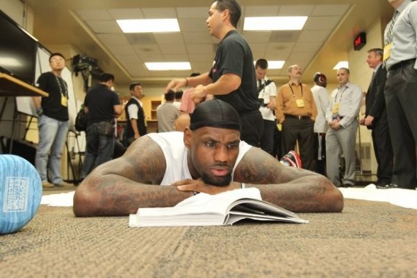 NBA球員在更衣室都幹嘛?有人吃東西,K湯看報紙,還有人在打麻將!-黑特籃球-NBA新聞影音圖片分享社區
