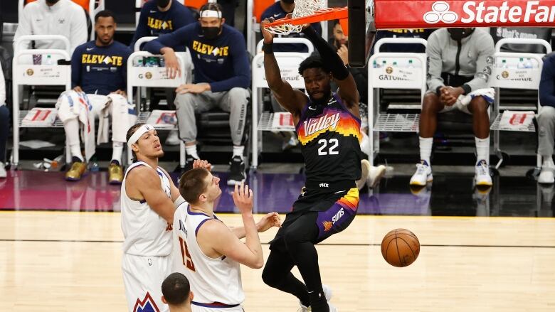 Suns fire on all cylinders to slam past newly named MVP Jokic, Nuggets in Game 2 | CBC Sports