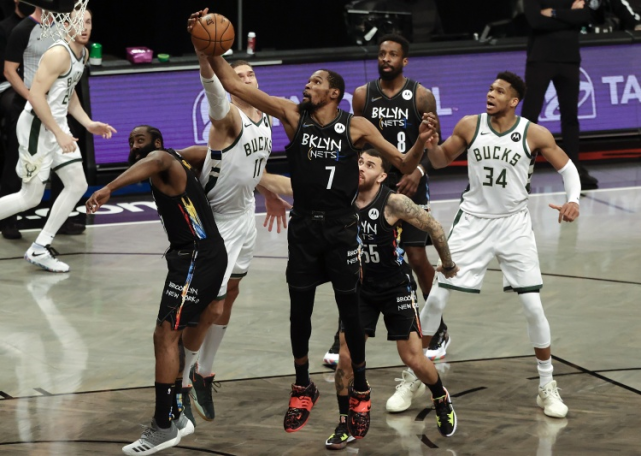 【影片】離絕殺只差一公分!杜蘭特賽後非常自責,名記:他的球鞋比平常大一碼!-黑特籃球-NBA新聞影音圖片分享社區