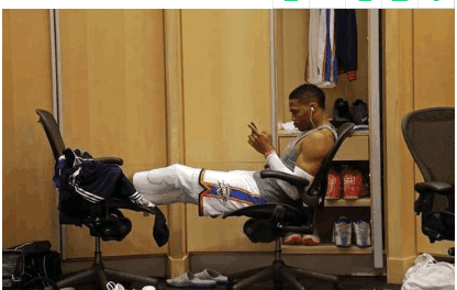 NBA球員在更衣室都幹嘛?有人吃東西,K湯看報紙,還有人在打麻將!-黑特籃球-NBA新聞影音圖片分享社區