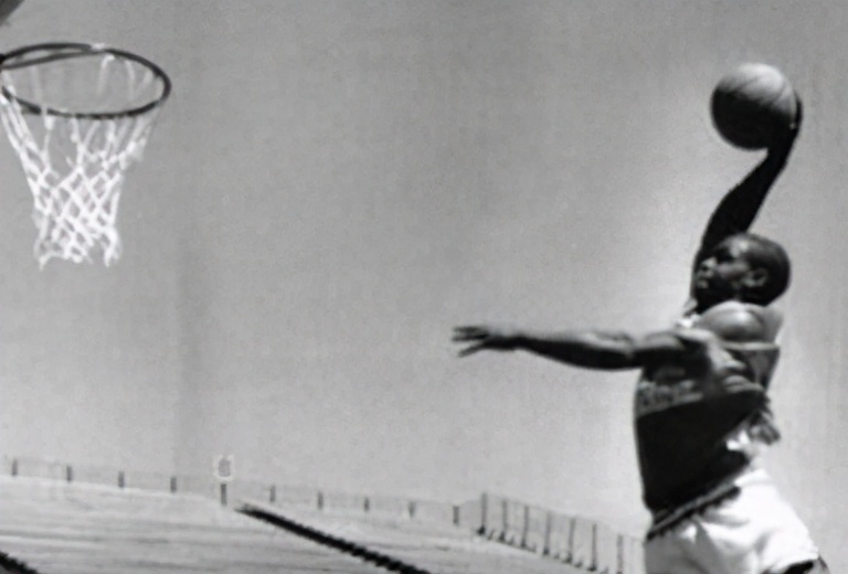 賈巴爾親承NBA之外最強之人！ 彈跳153cm能從籃板上沿摘硬幣的傳奇