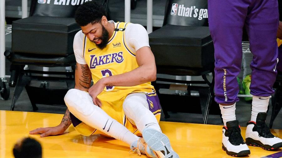 Anthony Davis leaves early in Los Angeles Lakers&#39; Game 6 loss to Phoenix Suns - ABC30 Fresno