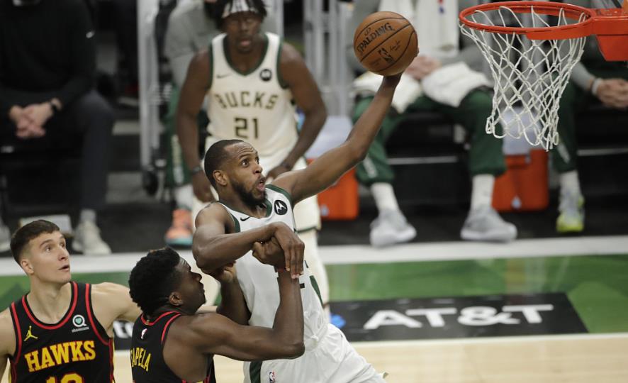 公鹿3-2老鷹 | 大Lopez狂轟33分4阻攻，米豆湯26+13+8，假日哥25+6，公鹿主場拿下天王山！（影）-黑特籃球-NBA新聞影音圖片分享社區