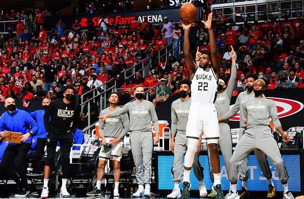 無愧3000萬身價!Middleton單節再轟23分奠定優勢,關鍵助攻制勝!(影)-黑特籃球-NBA新聞影音圖片分享社區