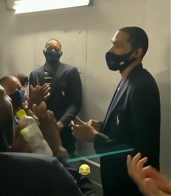 【影片】杜蘭特都懵了!提前2個月被過生日,美國運動員集體高歌為其慶生!-黑特籃球-NBA新聞影音圖片分享社區