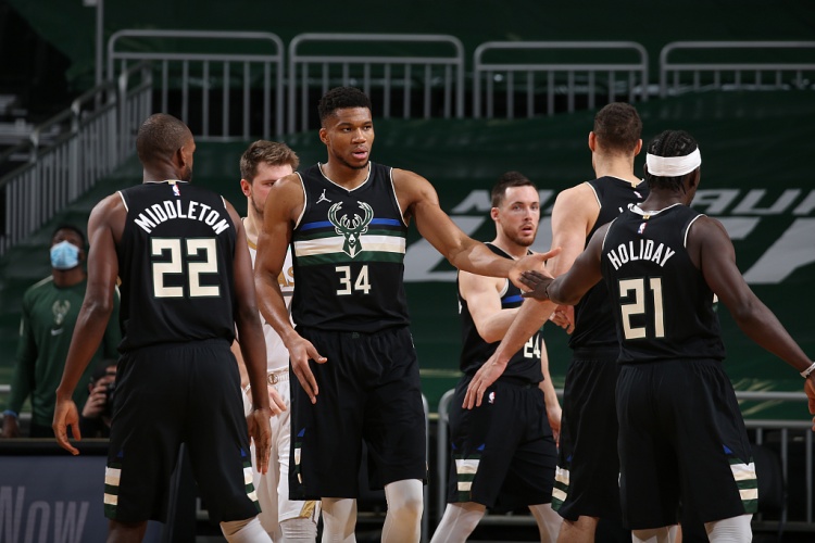 字母哥談Holiday：我們需要他保持像今晚這樣的表現，我們相信他-黑特籃球-NBA新聞影音圖片分享社區