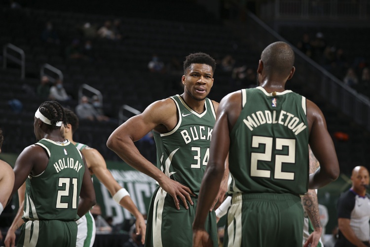 Kendrick Perkins：別再討論Scott Foster和Chris Paul的事了，本場的公鹿值得取勝-黑特籃球-NBA新聞影音圖片分享社區