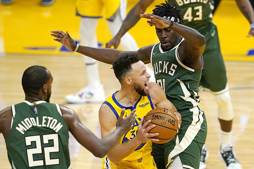 Warriors hold off Bucks in furious, but close finish - Taipei Times