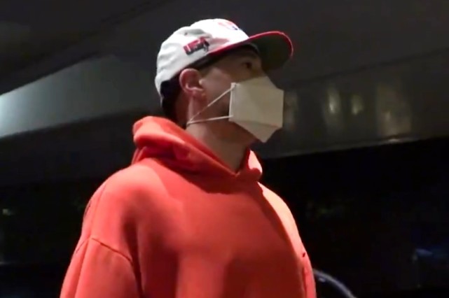 【影片】美國男籃12人全員到齊!最後3人凌晨抵達東京,波波維奇親自迎接!-黑特籃球-NBA新聞影音圖片分享社區