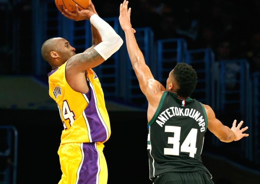 Kobe Bryant makes beautiful rainbow shot over Giannis Antetokounmpo |  HoopsHype