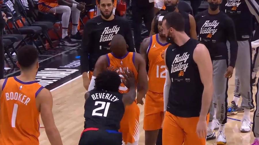 Patrick Beverley shoved Chris Paul in the back and the teams got together at midcourt 😲 - YouTube