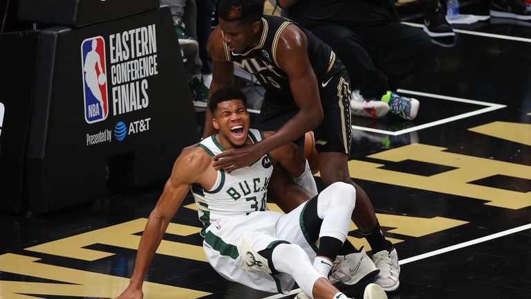 Giannis Antetokounmpo exits Game 4 with hyperextended left knee, Bucks await scan results on star | NBA News | Sky Sports