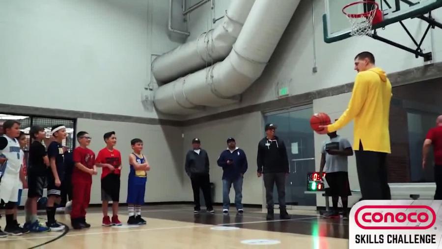 Nuggets: Nikola Jokic&#39;s hilarious reaction to kids asking him to dunk