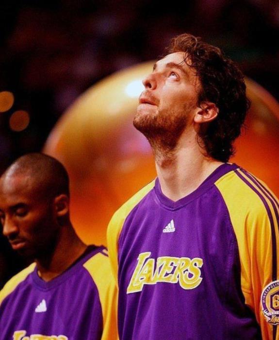 【致敬曼巴】Kobe 43歲生日快樂!詹姆斯領眾星緬懷,愛妻瓦妮莎曬擁吻照:我永遠愛你-黑特籃球-NBA新聞影音圖片分享社區
