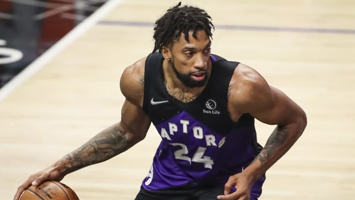 Raptors retienen al pívot Khem Birch