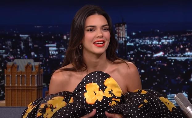 布克打籃球有多認真?女友Jenner:之前在泳池邊對抗時,把我都給抓受傷了!-黑特籃球-NBA新聞影音圖片分享社區