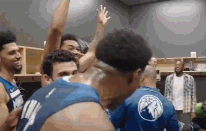 熱身賽三連勝!灰狼曬機上全隊穿睡衣合影:贏球氣氛就是不一樣!-黑特籃球-NBA新聞影音圖片分享社區