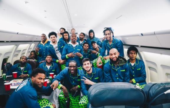 熱身賽三連勝!灰狼曬機上全隊穿睡衣合影:贏球氣氛就是不一樣!-黑特籃球-NBA新聞影音圖片分享社區