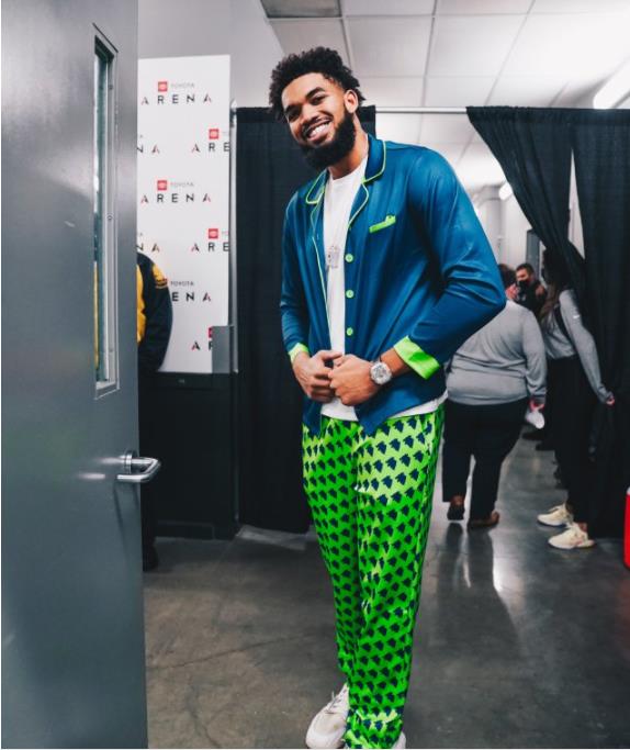 熱身賽三連勝!灰狼曬機上全隊穿睡衣合影:贏球氣氛就是不一樣!-黑特籃球-NBA新聞影音圖片分享社區