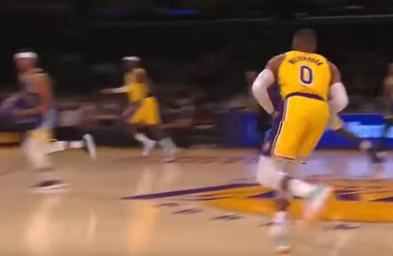 【影片】讓人期待的畫面降臨！威少手術刀式的直塞妙傳，詹姆斯接球直接完成上籃，詹威連線完成！-黑特籃球-NBA新聞影音圖片分享社區